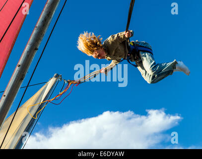 Kinder hüpfen auf einem Bungee-Trampolin, Chaffee County Fair, Colorado, USA Stockfoto
