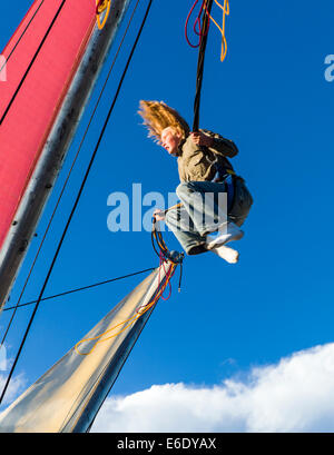 Kinder hüpfen auf einem Bungee-Trampolin, Chaffee County Fair, Colorado, USA Stockfoto