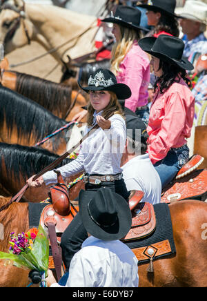 Der neu gekrönte Rodeo Queen auf dem Pferderücken, Chaffee County Fair & Rodeo, Colorado, USA Stockfoto