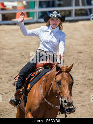 Der neu gekrönte Rodeo Queen auf dem Pferderücken, Chaffee County Fair & Rodeo, Colorado, USA Stockfoto