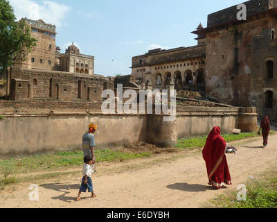 Passanten in Jahangir Mahal Palast Fort in Orchha, Madhya Pradesh, Bundelkhand Region, Indien, Asien Stockfoto