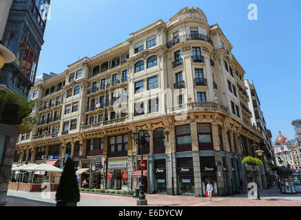 OVIEDO, Spanien - 17. Juli 2014: Typische Architektur im Zentrum von Oviedo, Asturien, Spanien. Stockfoto