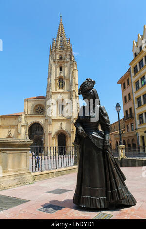 Statue von La Regenta vor der Kathedrale von San Salvador in Oviedo, der Hauptstadt Asturiens, S Stockfoto