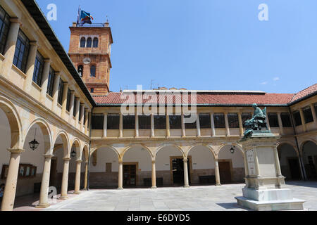 OVIEDO, Spanien - 17. Juli 2014: Main Universitätsgebäude in der Altstadt von Oviedo, Asturien, Spanien. Stockfoto