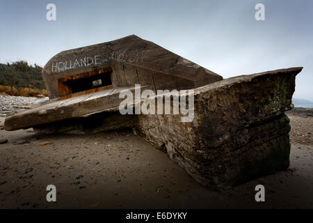 Zertrümmerte deutsche Bunker an der Küste der Normandie in Frankreich Stockfoto