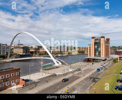 Ostsee-Zentrum für zeitgenössische Kunst und Millennium Bridge überqueren den Fluss Tyne zwischen Newcastle und Gateshead. Stockfoto