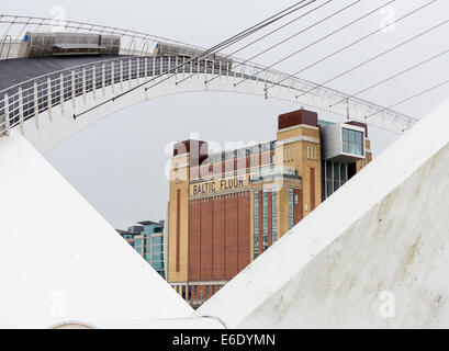 Anhebung der die Gateshead Millennium Bridge framing Ostsee-Galerie Stockfoto