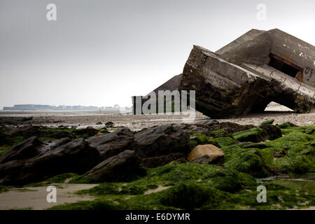 Zertrümmerte deutsche Bunker an der Küste der Normandie in Frankreich Stockfoto