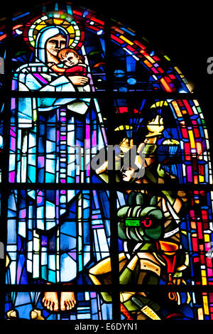 Glasfenster in der Kirche von St. Mere Eglise in Normandie, Frankreich, feiert die Befreiung durch die US-Fallschirmjäger Stockfoto