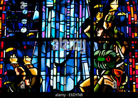 Glasfenster in der Kirche von St. Mere Eglise in Normandie, Frankreich, feiert die Befreiung durch die US-Fallschirmjäger Stockfoto