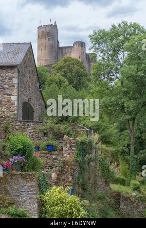 Ein Sommertag in der Bastide Najac mit Najac Burg im Hintergrund Stockfoto