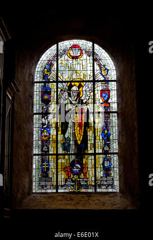 Glasfenster in der Kirche von St. Mere Eglise in Normandie, Frankreich, feiert die Befreiung durch die US-Fallschirmjäger Stockfoto