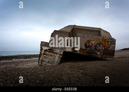 Zertrümmerte deutsche Bunker an der Küste der Normandie in Frankreich Stockfoto