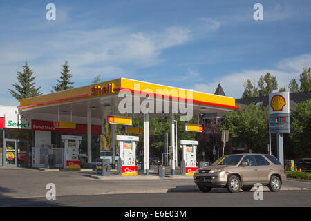 SUV, der an der Shell-Tankstelle vorbeifährt Stockfoto