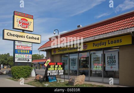Money Mart Scheck Bargeld und Zahltag Darlehen Geschäft in Strip Mall, Calgary, Alberta, Kanada Stockfoto
