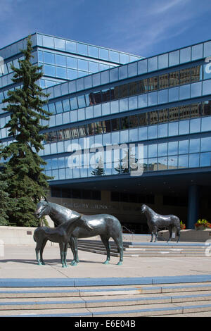 Lebensgroße Bronze-Pferdeskulpturen von Harry O'Hanlon auf dem Calgary Municipal Building plaza, einem Teil des Rathauskomplexes. Stockfoto