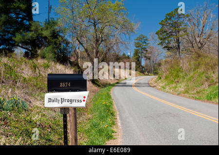 Postfach und Zeitung Box auf einer Landstraße in Virginia, USA. Stockfoto