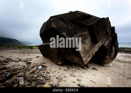 Zertrümmerte deutsche Bunker an der Küste der Normandie in Frankreich Stockfoto