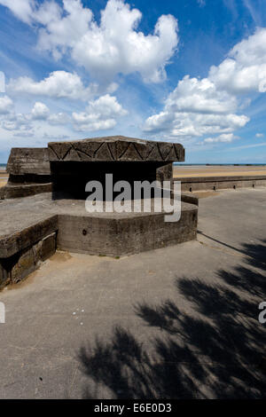 WWII deutsche Bunker mit Blick auf d-Day Gold Beach am Asnelles, Normandie Stockfoto
