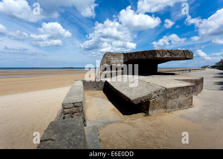 WWII deutsche Bunker mit Blick auf d-Day Gold Beach am Asnelles, Normandie Stockfoto