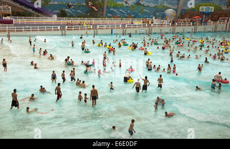 World Waterpark in West Edmonton Mall, einem der größten Einkaufszentren der Welt. Stockfoto