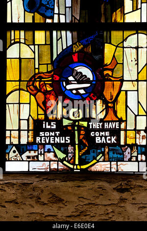 Glasfenster in der Kirche von St. Mere Eglise in Normandie, Frankreich, feiert die Befreiung durch die US-Fallschirmjäger Stockfoto