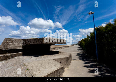 WWII deutsche Bunker mit Blick auf d-Day Gold Beach am Asnelles, Normandie Stockfoto