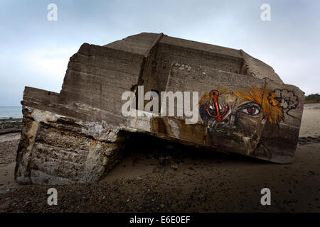 Zertrümmerte deutsche Bunker an der Küste der Normandie in Frankreich Stockfoto