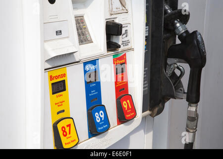 Kraftstoffspender an der Tankstelle Stockfoto