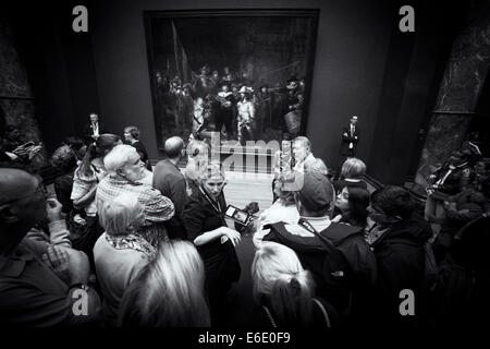 Leute, die "die Nachtwacht' von Rembrandt van Rijn im Rijksmuseum in Amsterdam. Auch in Farbe nr zur Verfügung. E6E0FA Stockfoto