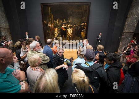 Leute, die berühmten Gemälde "Der Nachtwacht' von Rembrandt van Rijn im Rijksmuseum in Amsterdam. Auch in b&w Nr zur Verfügung. E6 E0 F9 Stockfoto