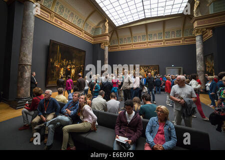 Leute zu beobachten, "die Nachtwache" und andere berühmte Gemälde von Rembrandt van Rijn im Rijksmuseum in Amsterdam. Stockfoto