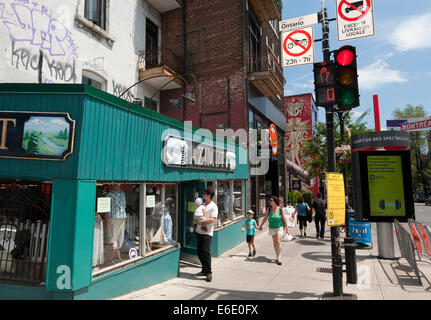 Paar mit zwei Kindern gehen auf der Straße von Saint-Denis in Montreal, Québec, Kanada. Stockfoto