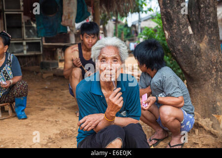 Lahu Dorfälteste raucht seine Pfeife, Suche zufrieden, Chiang Khong in der Provinz Chiang Rai, Nordthailand Stockfoto