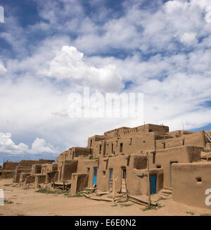 Taos Pueblo im Norden von New Mexico, einer indianischen Gemeinschaft, National Historic Landmark und UNESCO-Weltkulturerbe. Stockfoto