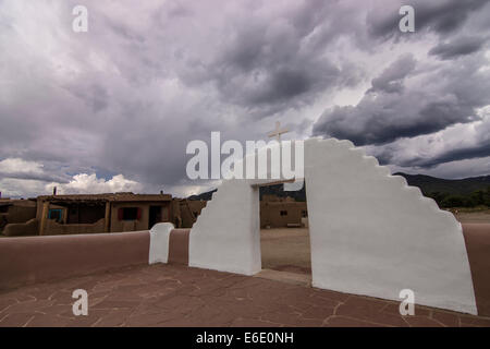 Eingang zur Kapelle San Geronimo in Taos, New Mexiko, abgeschlossen im Jahre 1850, die ursprüngliche Kirche der Krieg mit Mexiko zu ersetzen. Stockfoto