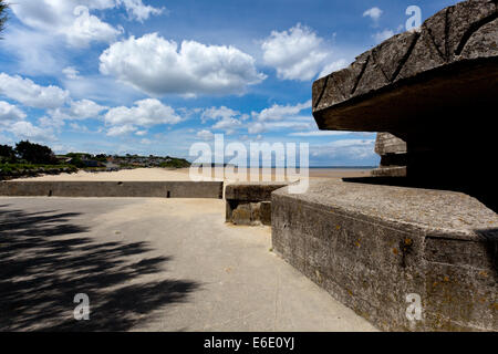 WWII deutsche Bunker mit Blick auf d-Day Gold Beach am Asnelles, Normandie Stockfoto