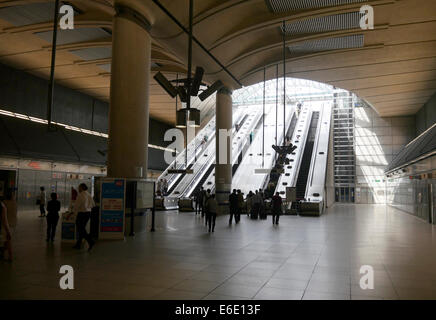 Rolltreppen an der Station Canary Wharf, London Underground Cross Schiene Stockfoto