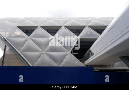 Überqueren Sie Schiene Canary Wharf London Station Baldachin Stockfoto