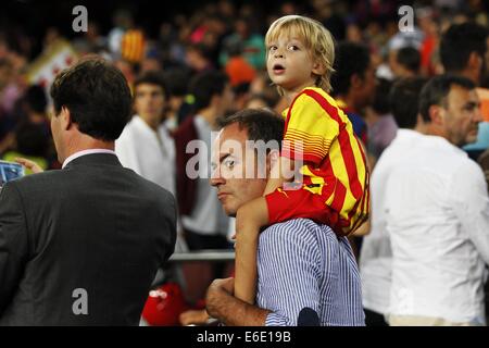 Barcelona, Spanien. 18. August 2014. Barcelona-Kinder fan-Fußball: Vorsaison Spiel "Joan Gamper Trophy" zwischen Barcelona und Leon FC im Camp Nou Stadion in Barcelona, Spanien. © Mutsu Kawamori/AFLO/Alamy Live-Nachrichten Stockfoto