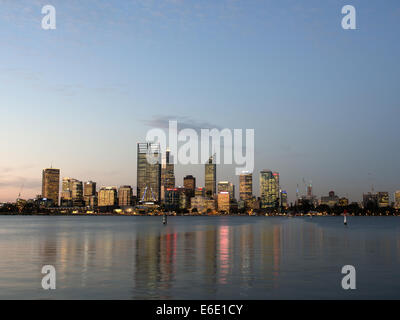 Skyline von Perth und Swan River in der Abenddämmerung Stockfoto