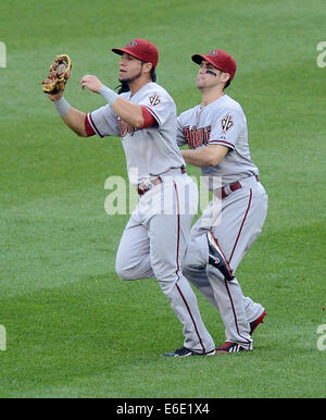 Washington, DC, USA. 21. August 2014. Arizona-Diamantmarkierungen linker Feldspieler David Peralta (6), links, macht einen Haken vor Diamondbacks Center Fielder Ender Inciarte (5), auf einem Washington Nationals Fly Ball im siebten Inning an Nationals Park in Washington. Die Staatsangehörigen besiegt die Diamondbacks, 1-0. Bildnachweis: Chuck Myers/ZUMA Draht/Alamy Live-Nachrichten Stockfoto