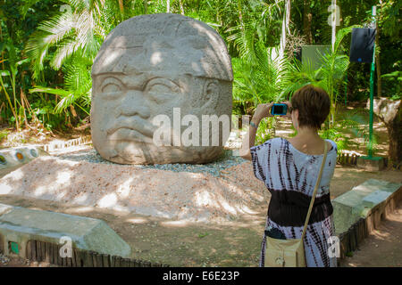 Ein Tourist Fotos benannt die Olmeken Steinschnitt kolossale Kopf in La Venta Park in Villahermosa, Tabasco, Mexiko. Stockfoto