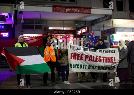 Taylor Square, Oxford Street, Sydney, NSW, Australien. 21. August 2014. Pro-palästinensischen Demonstranten nehmen Teil an einer Rallye bei Taylor Square auf der Oxford Street, organisiert von der Aktionsgruppe Palestien Protest gegen die AICE israelischen Film Festival im Rahmen einer weiteren Aktion zur Unterstützung Palästinas. Copyright Credit: 2014 Richard Milnes/Alamy Live-Nachrichten. Stockfoto