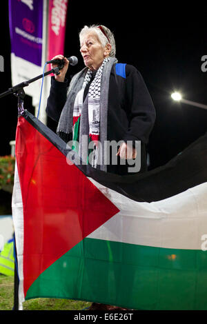 Taylor Square, Oxford Street, Sydney, NSW, Australien. 21. August 2014. Pro Vivienne Porzsolt von Juden gegen die Besatzung spricht auf der Kundgebung am Taylor Square auf der Oxford Street, organisiert von der Aktionsgruppe Palestien Protest gegen die AICE israelischen Film Festival im Rahmen einer weiteren Aktion zur Unterstützung Palästinas. Copyright Credit: 2014 Richard Milnes/Alamy Live-Nachrichten. Stockfoto