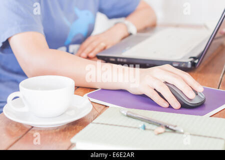 Frau mit Laptop im Café, Fotoarchiv Stockfoto