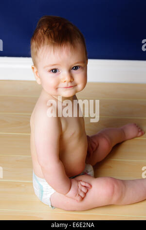 Fröhlicher 9 Monate altes Baby junge sitzend Stockfoto