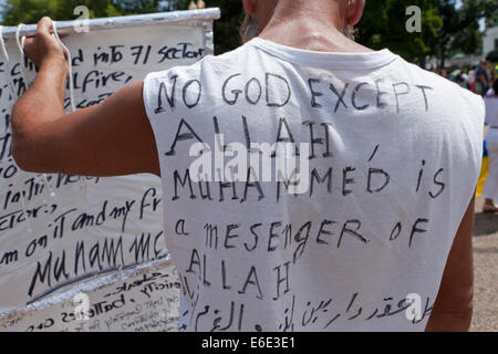 Muslimischer Mann mit islamischen Botschaften, der in der Öffentlichkeit predigt - Washington, DC USA Stockfoto