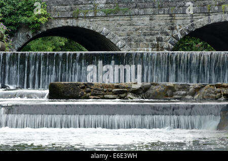 In der Nähe von Abtei Wand Tavistock Süßwasser Fluß Tavy Wehr und Wasserfälle mit Zugriff auf Lachs fischen, stromaufwärts zu migrieren Stockfoto