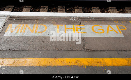 Dagegen Sie die Lücke Schild gemalt auf dem Bahnsteig am Bahnhof Waterloo East, London, UK Stockfoto